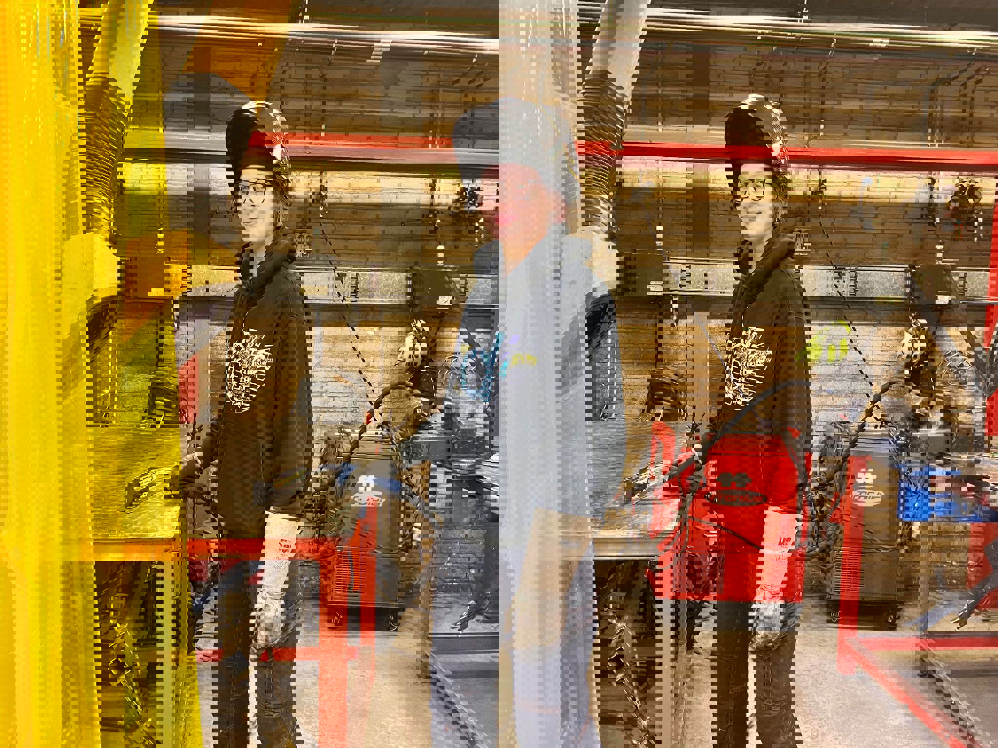 Når Liljan er ”hjemme” på skoleophold, bor hun på EUC Lillebælts skolehjem i Fredericia.  Når hun er på oplæringsophold i Schweiz, bor hun i en lille 1-værelses lejlighed – 15 minutter i bus fra smedevirksomheden Concept Métal.