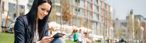 Fotolia_kvinde læser i græs.jpg