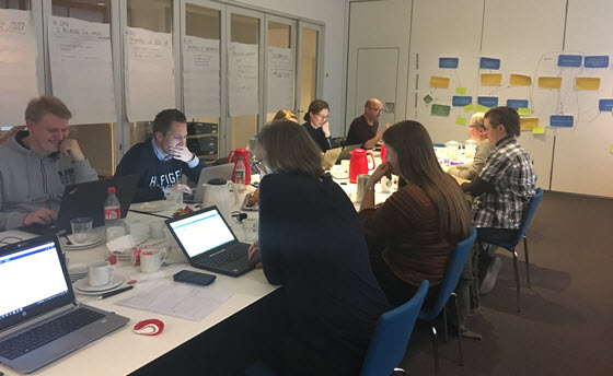 Det er snart jul, hvilket ofte byder på travlhed. Det samme kan siges om Projekt Nyt SIS, hvor de involverede parter alle arbejder dedikeret og intensivt med designfasens produkter. Trods travlhed, er humøret højt og projektet ser frem til at levere løsningsdesignet medio januar 2018.