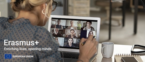 Webinar om akkreditering Kvinde skriver ved bærbar computer