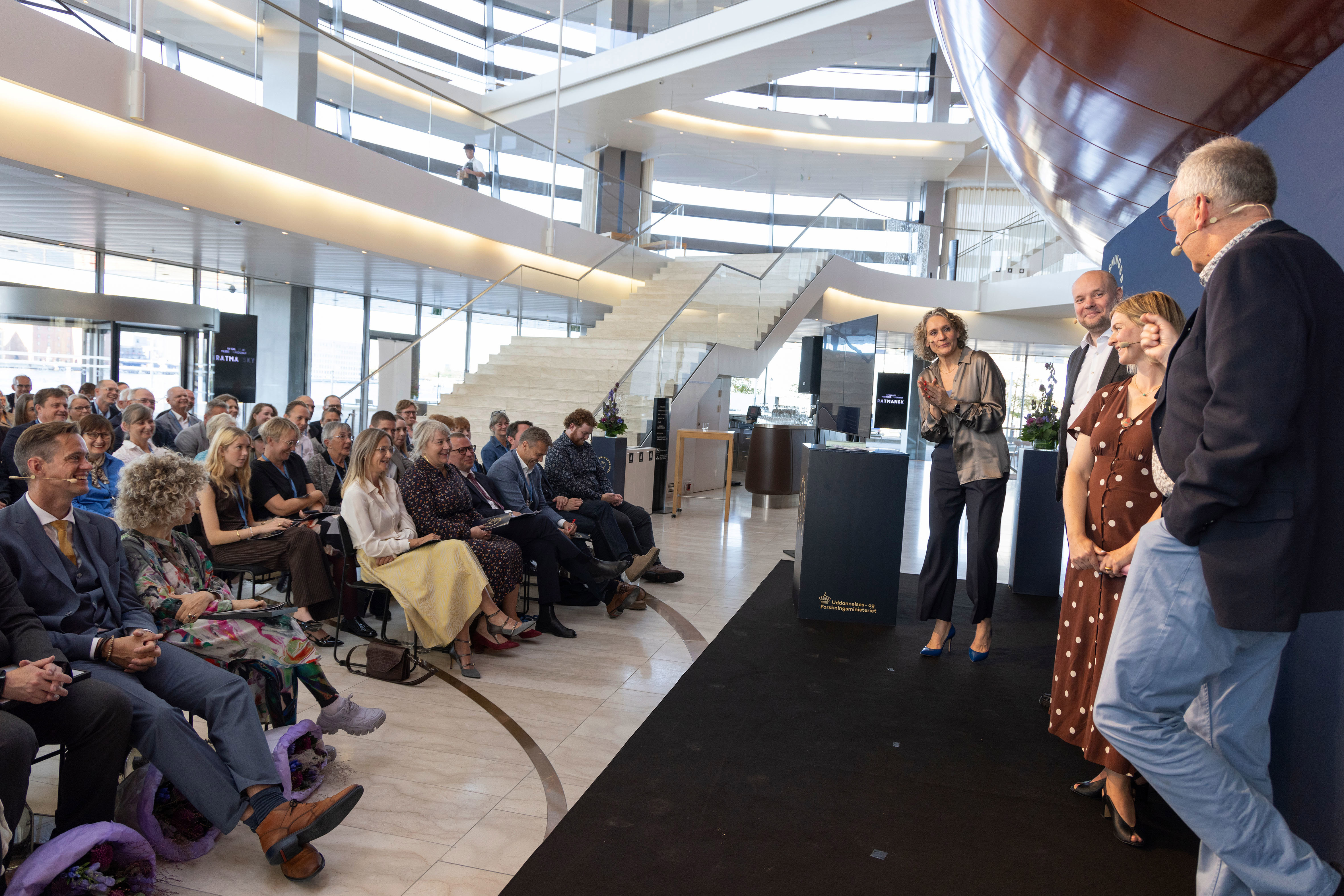 Prismodtagere Thomas Haahr, Ulricha Larsen og Ulrich Krühne i samtale med moderator Anja Bo ved prisuddelingen.