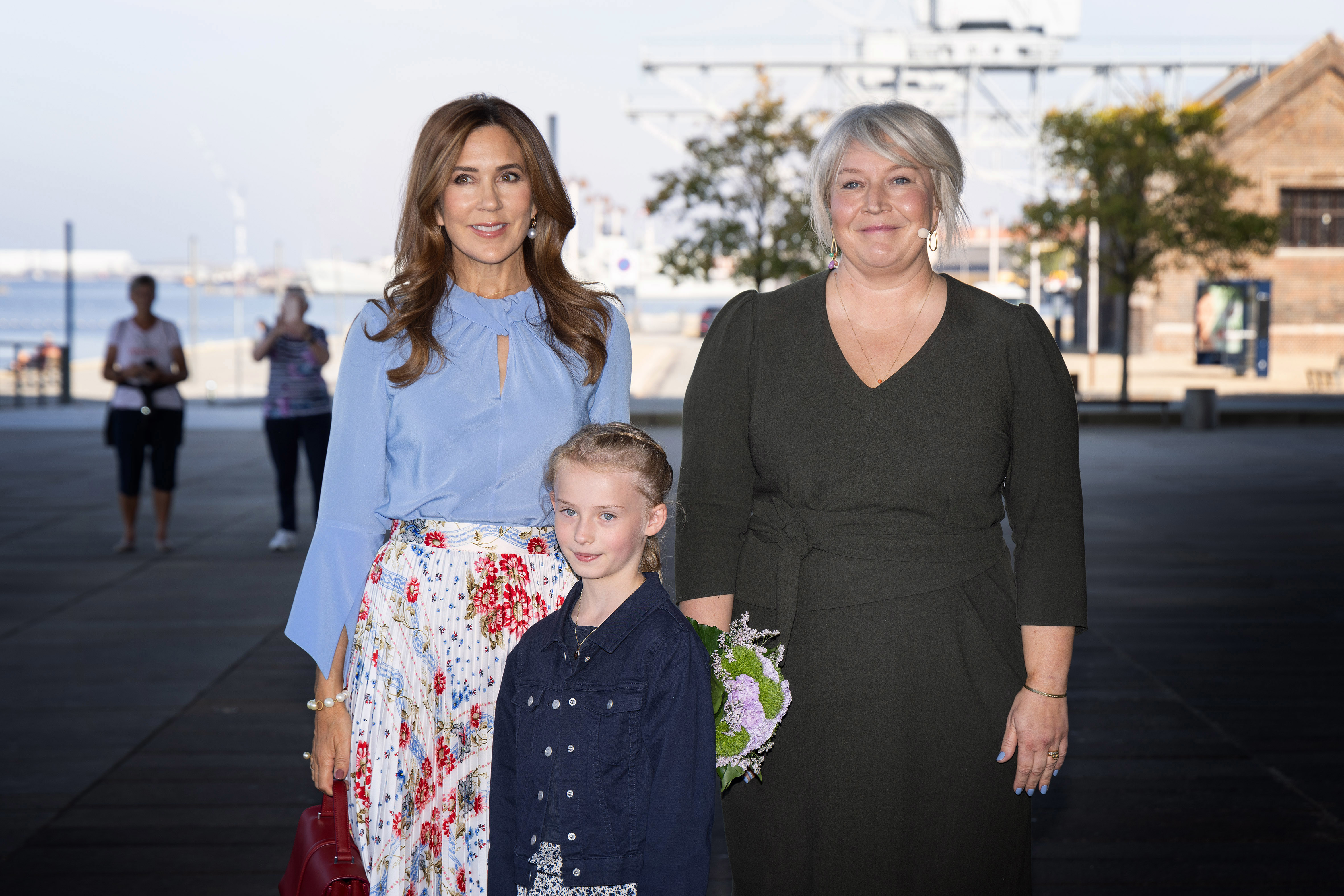 Blomsterprigen Mie ved Undervisningsprisens prisoverrækkelse 2024 sammen med H.M. Dronningen og uddannelses- og forskningsminister Christina Egelund.