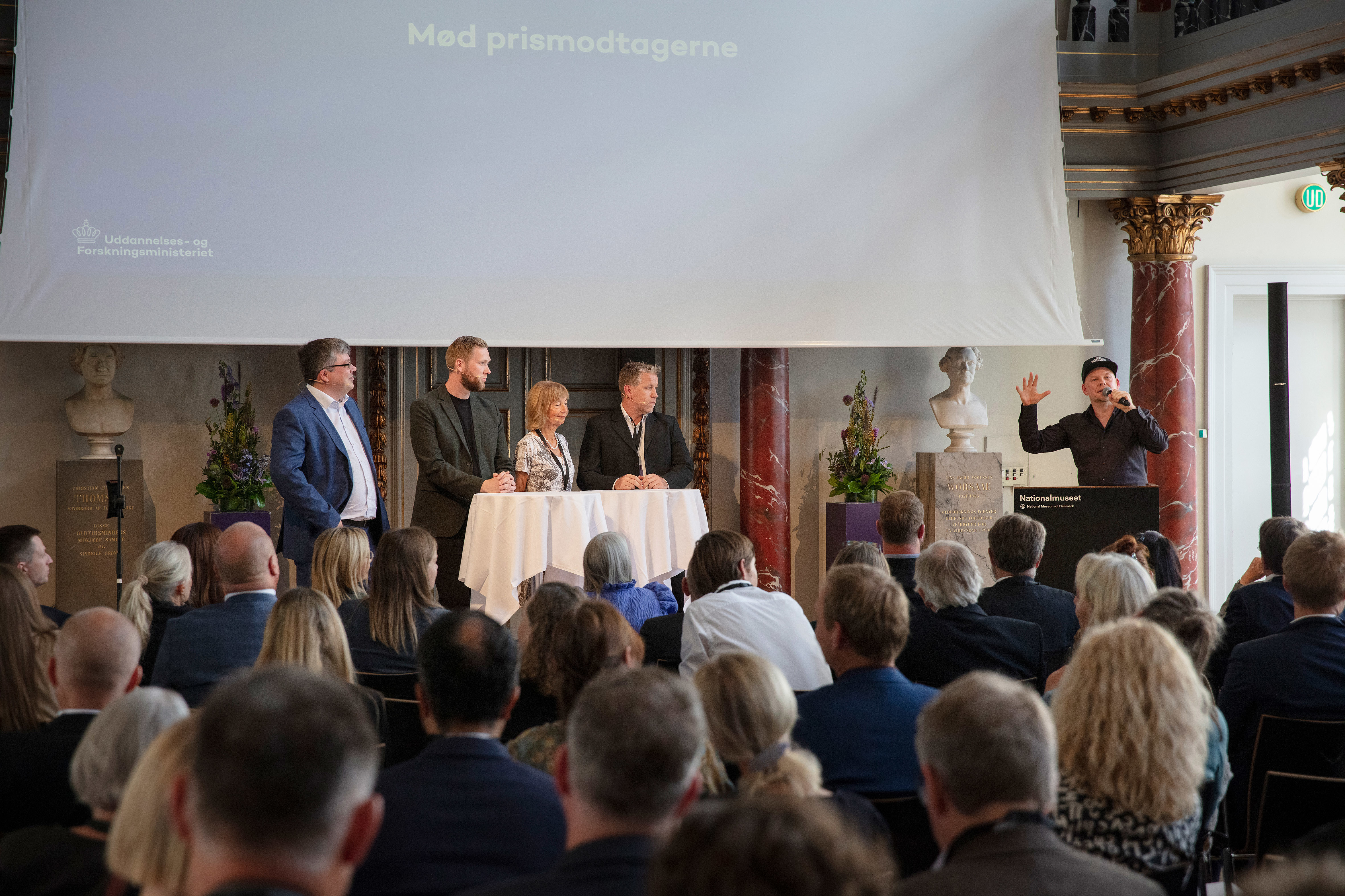 Prismodtagerne bliver interviewet af moderator Per Vers om deres undervisning. Her Bente Kiens, Jens Myrup Pedersen, Kresten Wium Petersen og Rasmus Otvald Jensen. Foto: Søren Kjeldgaard