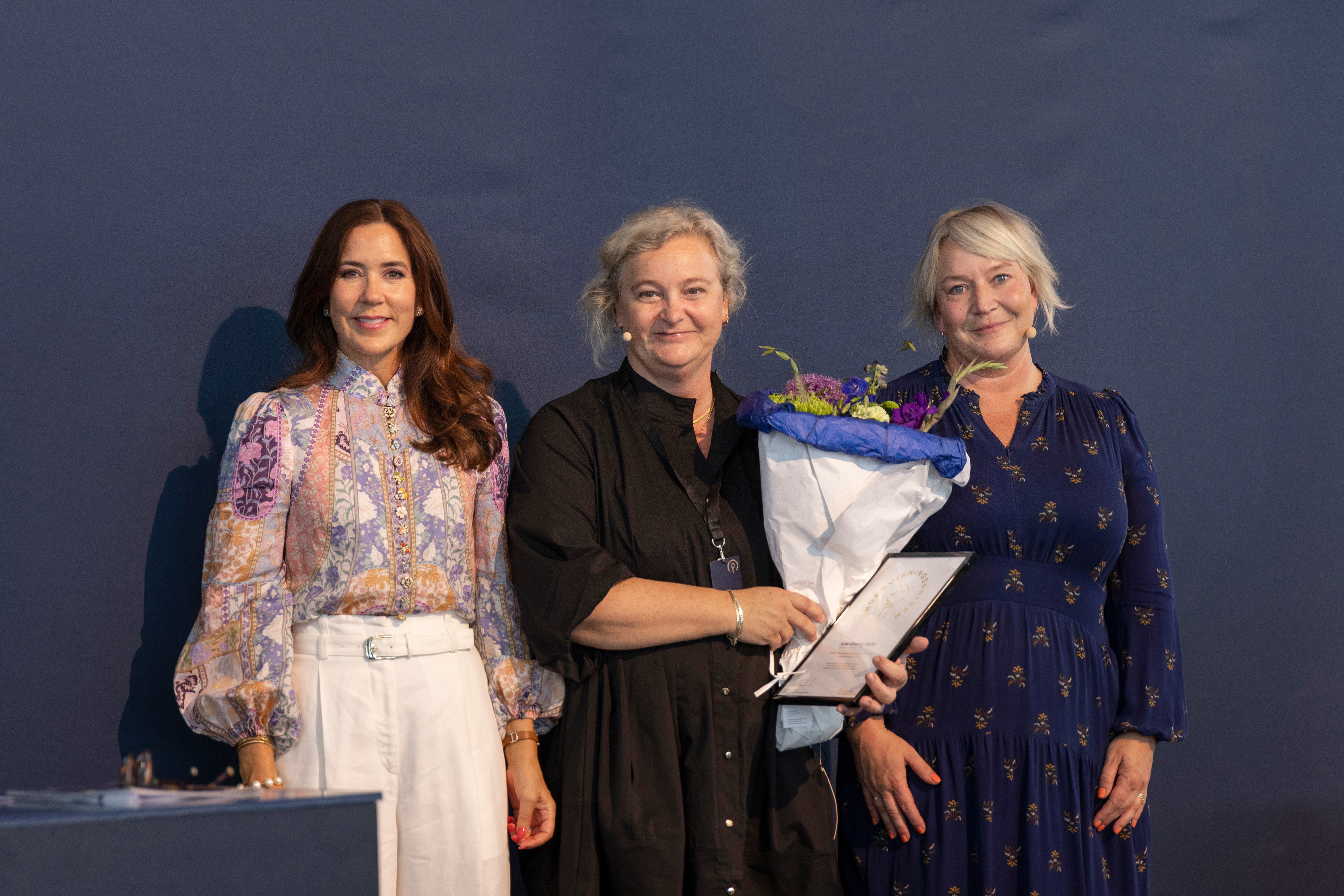 Lise Dissing Møller, modtager af Undervisningsprisen 2023, med H.K.H. Kronprinsesse Mary og uddannelses- og forskningsminister Christina Egelund.