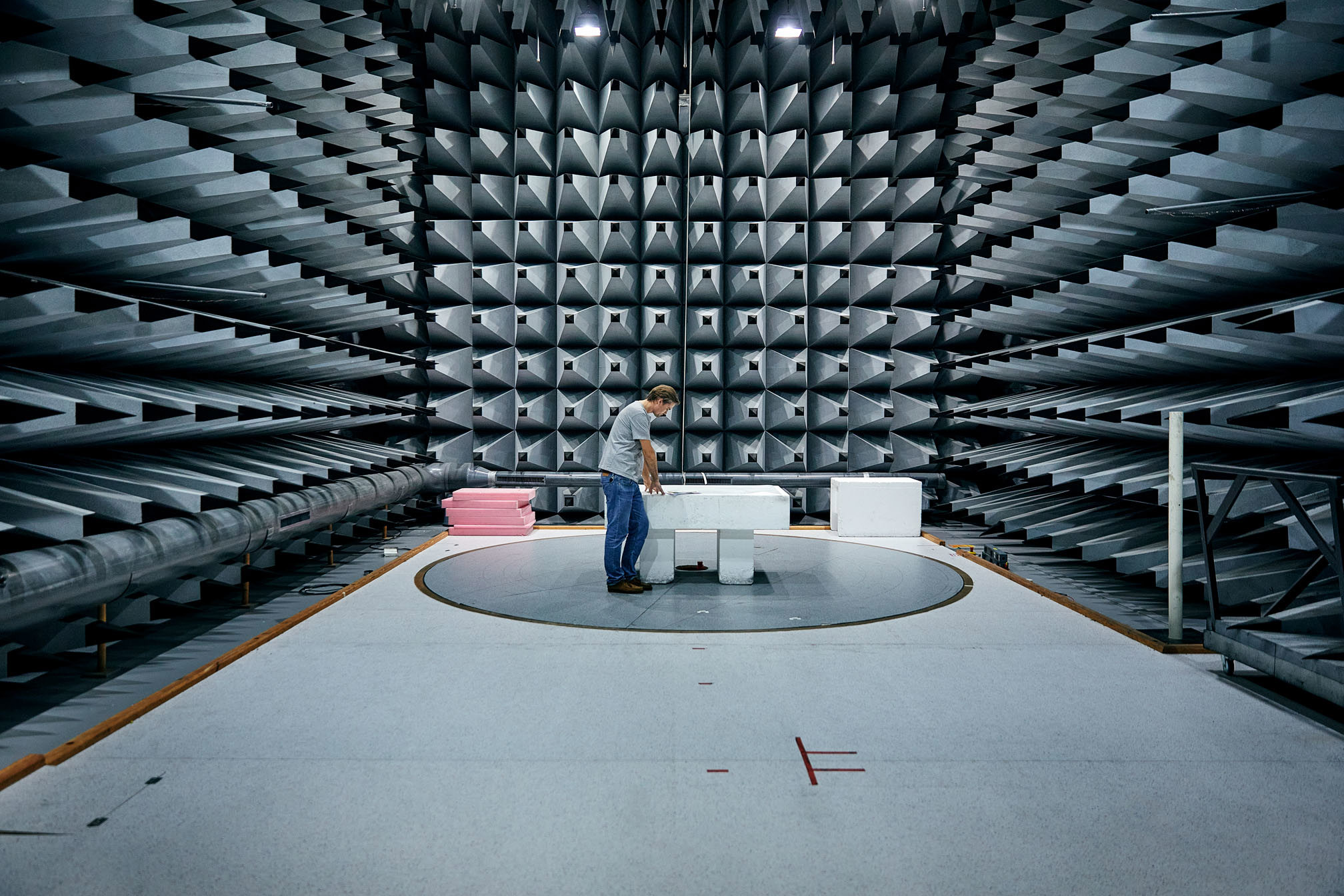 Billede fra FORCE Technologys EMC-testfacilitet, hvor elektronisk udstyr kan testes for elektromagnetiske påvirkninger