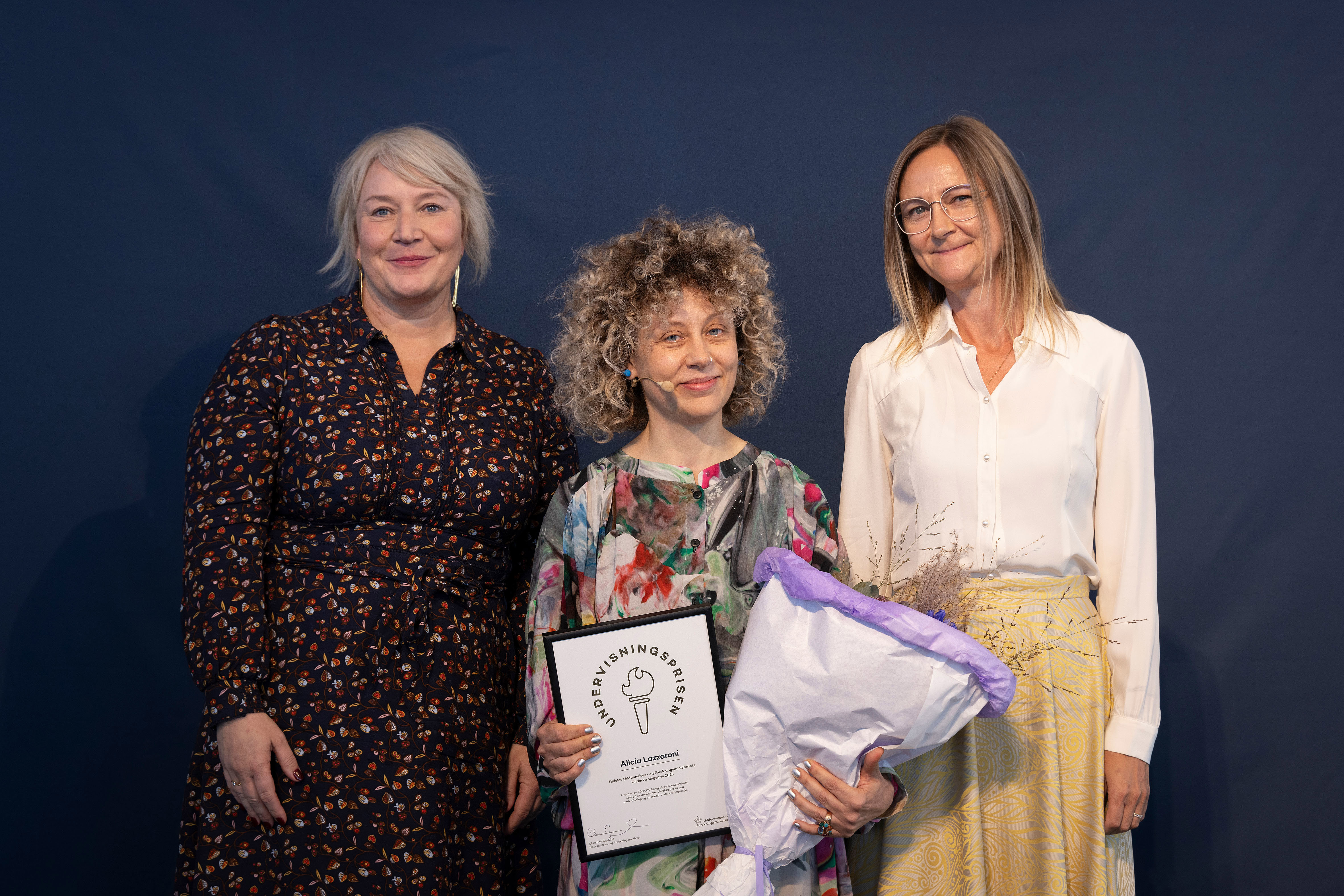 Alicia Lazzaroni, modtager af Undervisningsprisen 2025 med uddannelses- og forskningsminister Christina Egelund og departementschef Hanne Meldgaard.