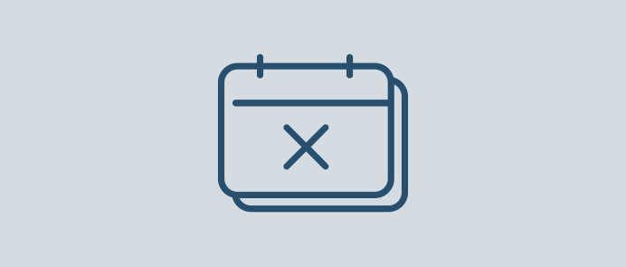 Grafisk billede af en kalender med et X på første side. Kalenderen og X'et er blåt og baggrunden grå.