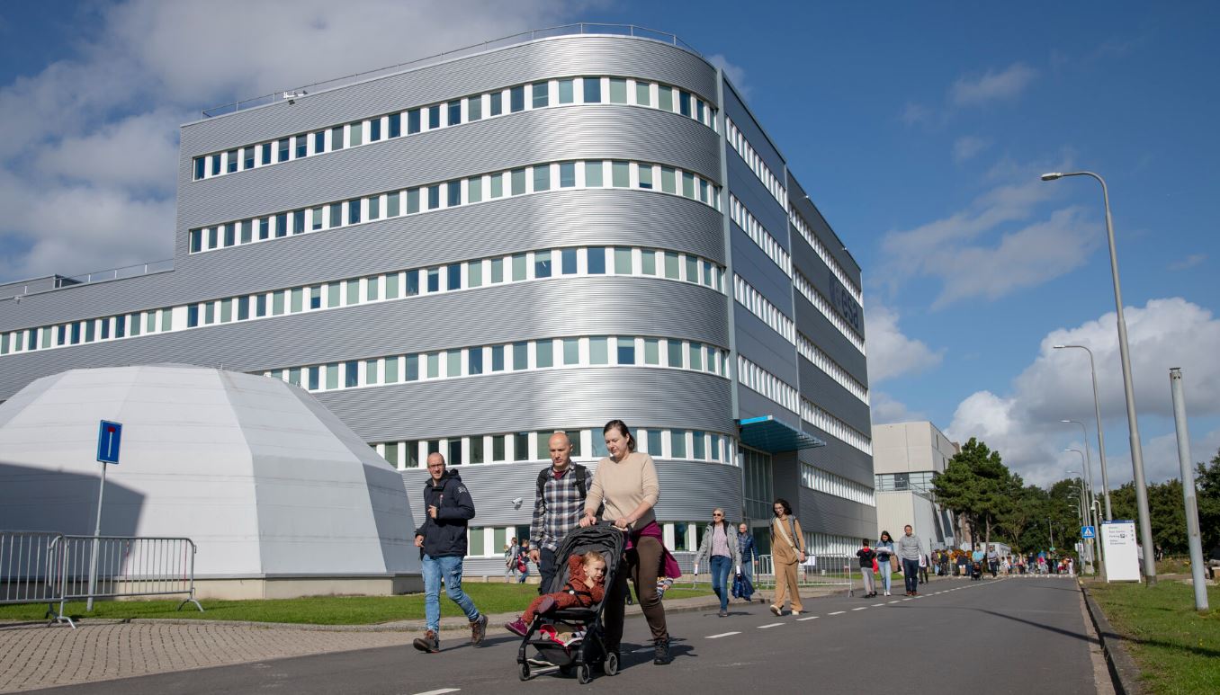 Take your chance to meet astronauts, view spacecraft and peer behind the scenes of Europe’s space adventure at our ESA Open Day at ESTEC in the Netherlands on Sunday 8 October. Registration is now open. Sign up for tickets to attend.