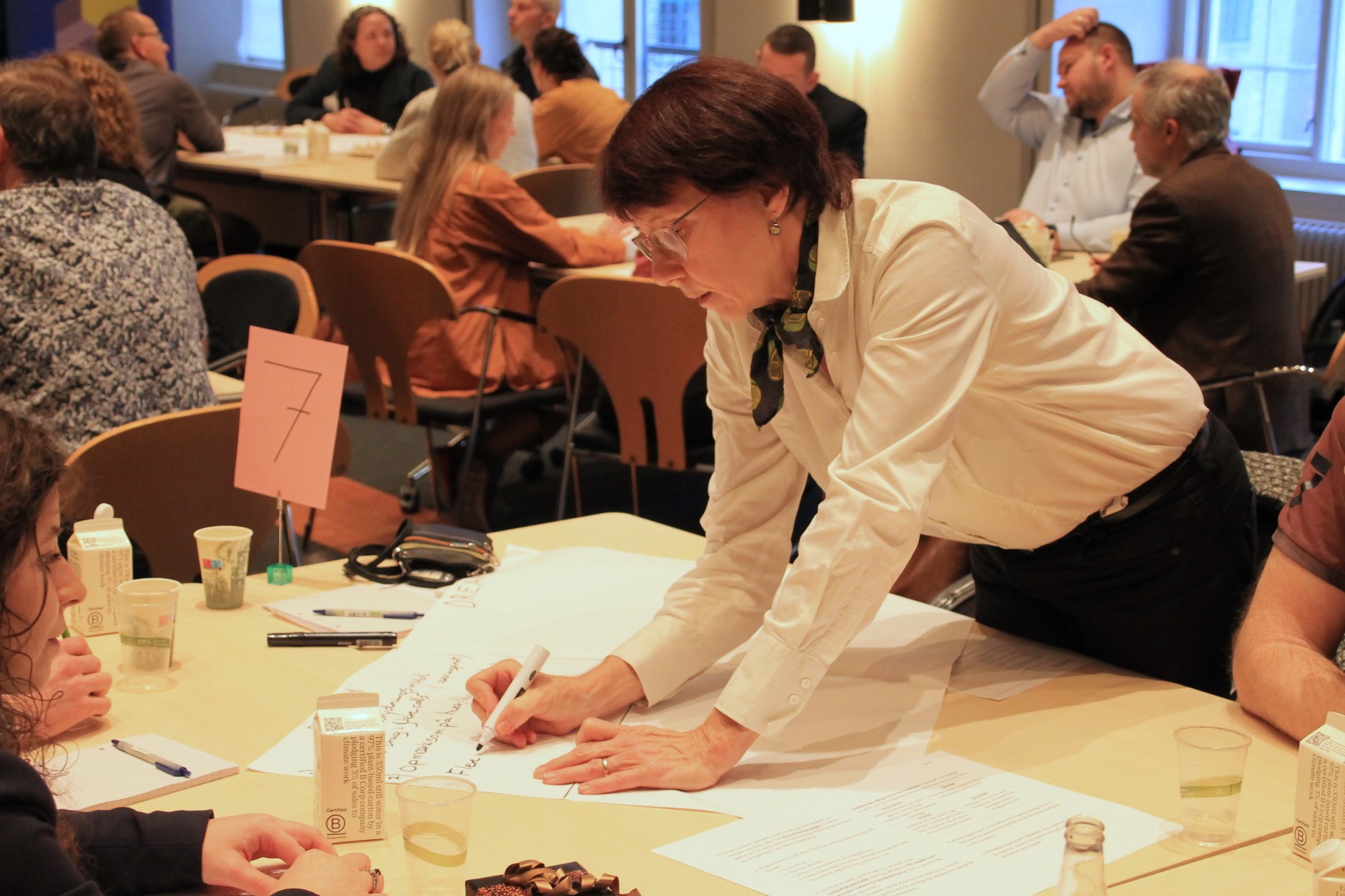 Aktiv deltagelse ved bordene på netværksmødets workshop.