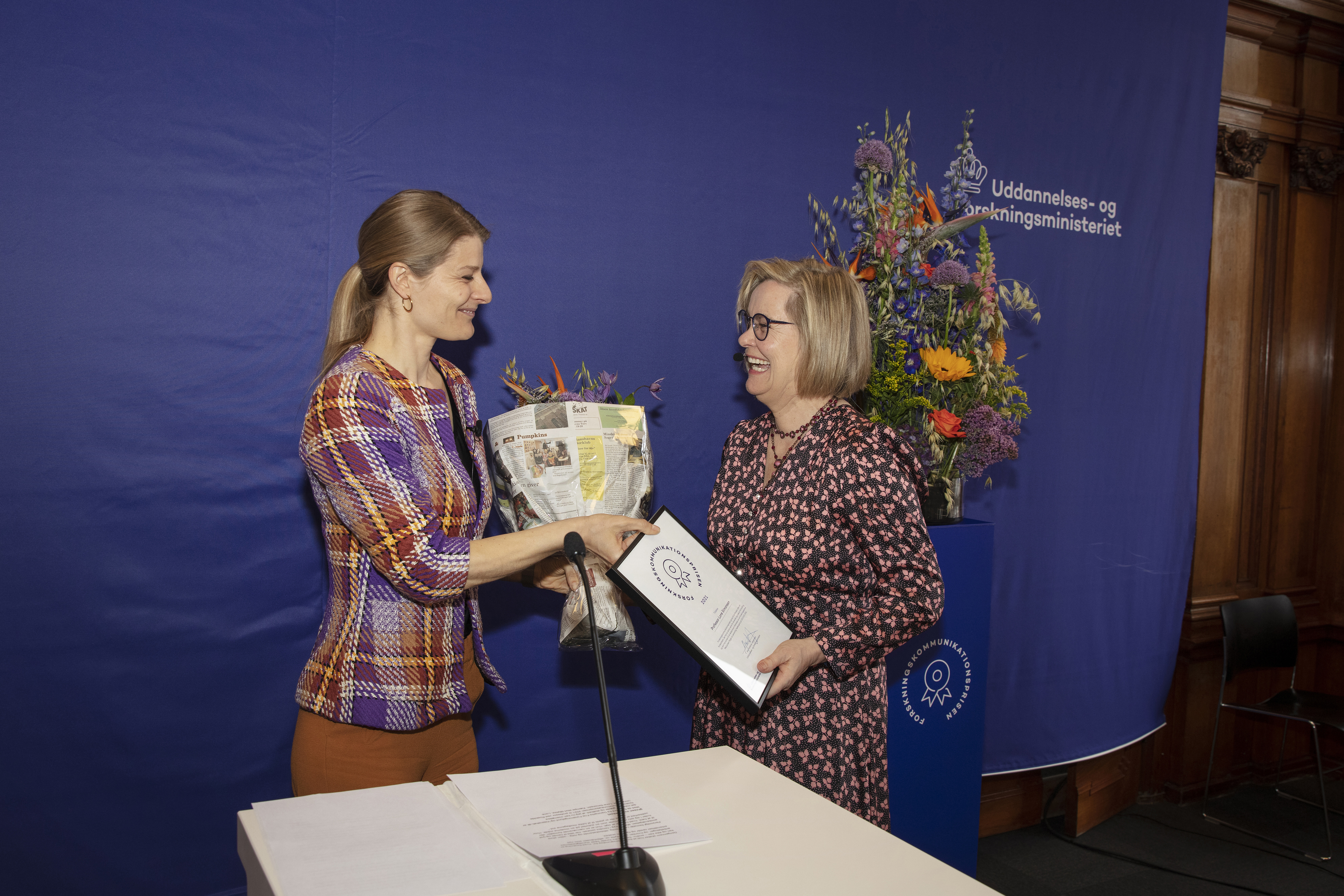 Ane Halsboe-Jørgensen overrækker pris til Lone Simonsen (Foto: Søren Kjeldgaard)
