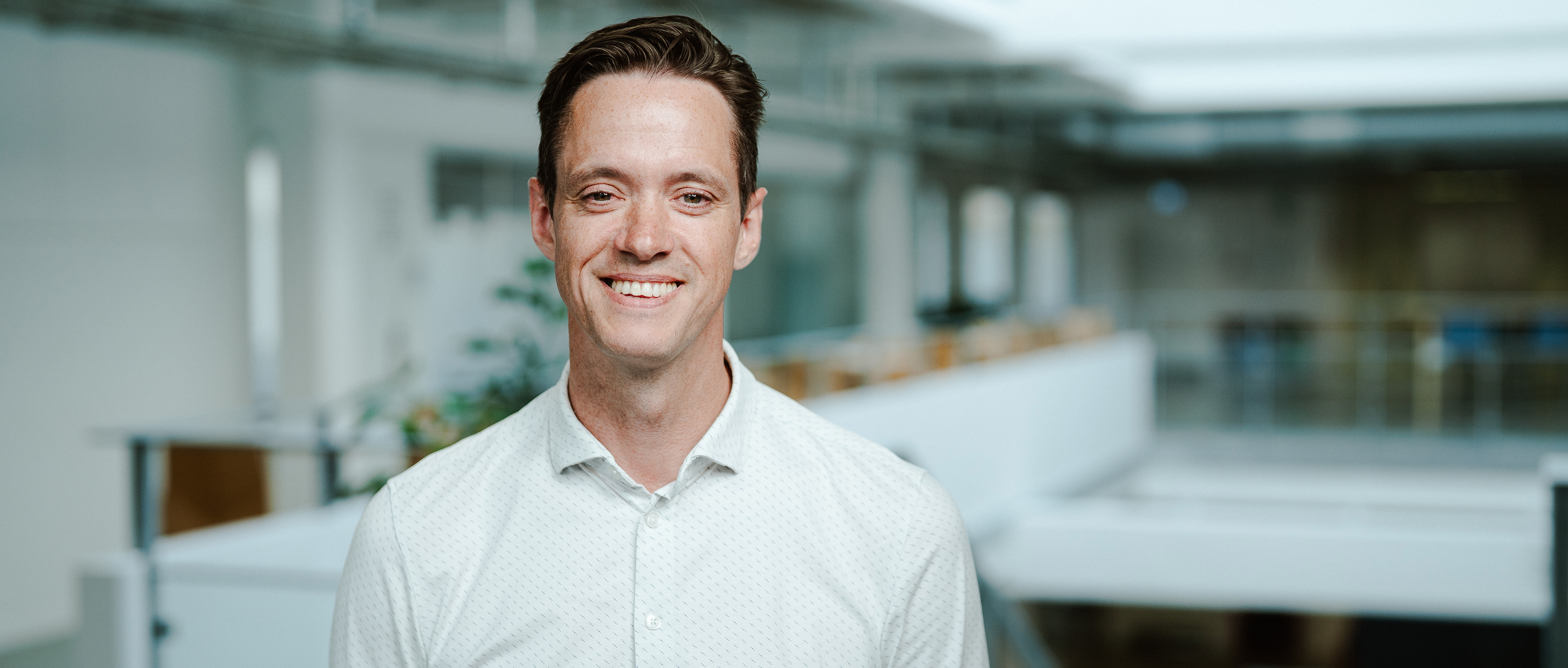 I lektor Henrik Juul Larsens timer er det ikke usædvanligt, at de studerende på UCL Erhvervsakademi og Professionshøjskole løber stafet for at repetere økonomisk teori. Eller at de kridter modeller og begreber direkte på asfalten på havnefronten i Odense. Faglighed kan findes i mange former.