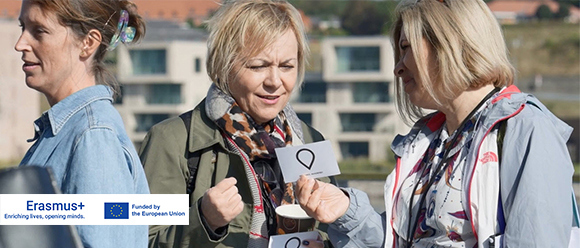 Training and Cooperation Activities udveksling af visitkort mellem mennesker