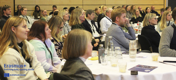 Konference om Erasmus+ Deltagere i konferencesal