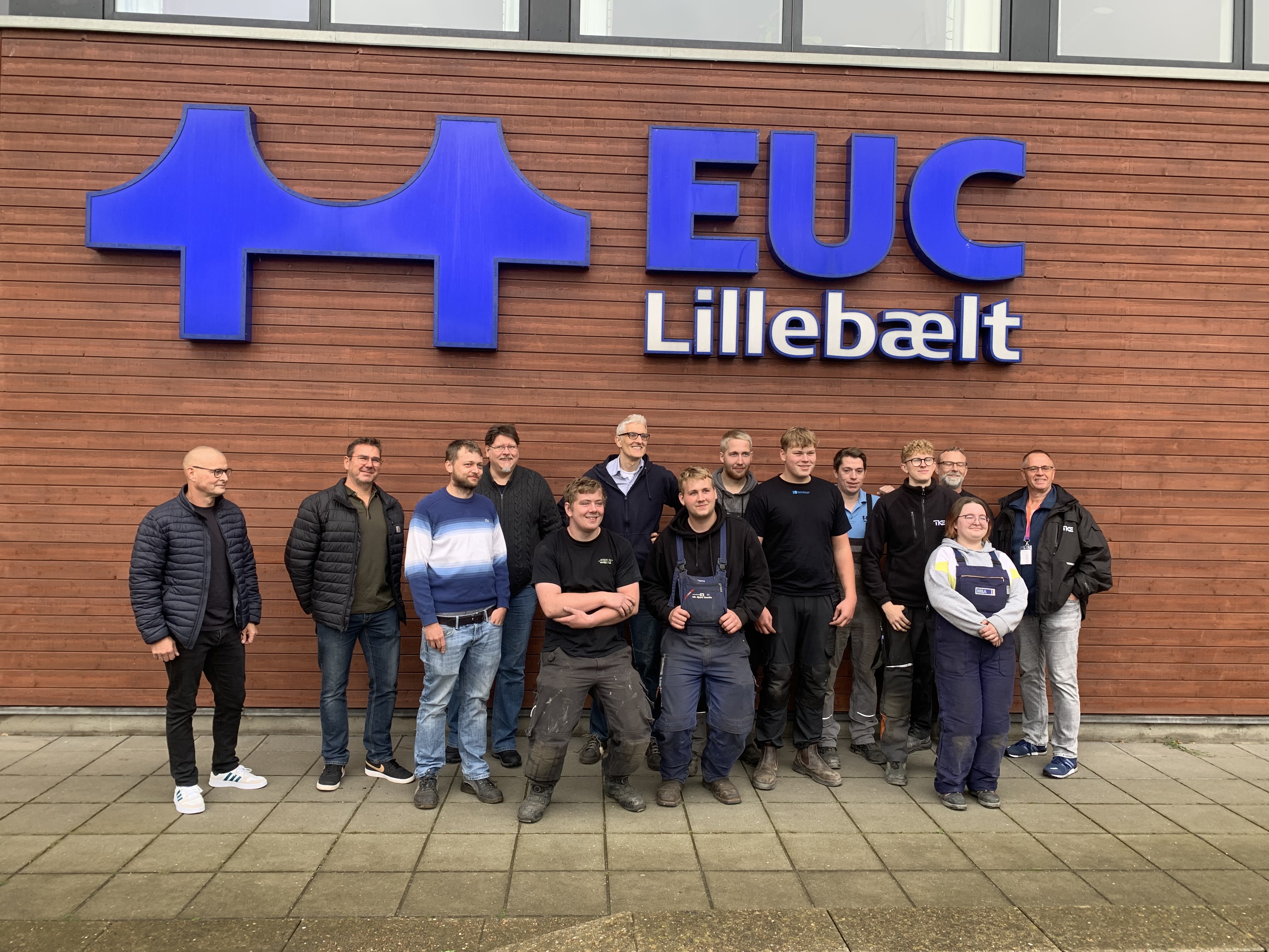 Her ses elever. faglærere og et par mestre samlet umiddelbart efter den afsluttende præsentation af hængekøjerne i værkstedet. 