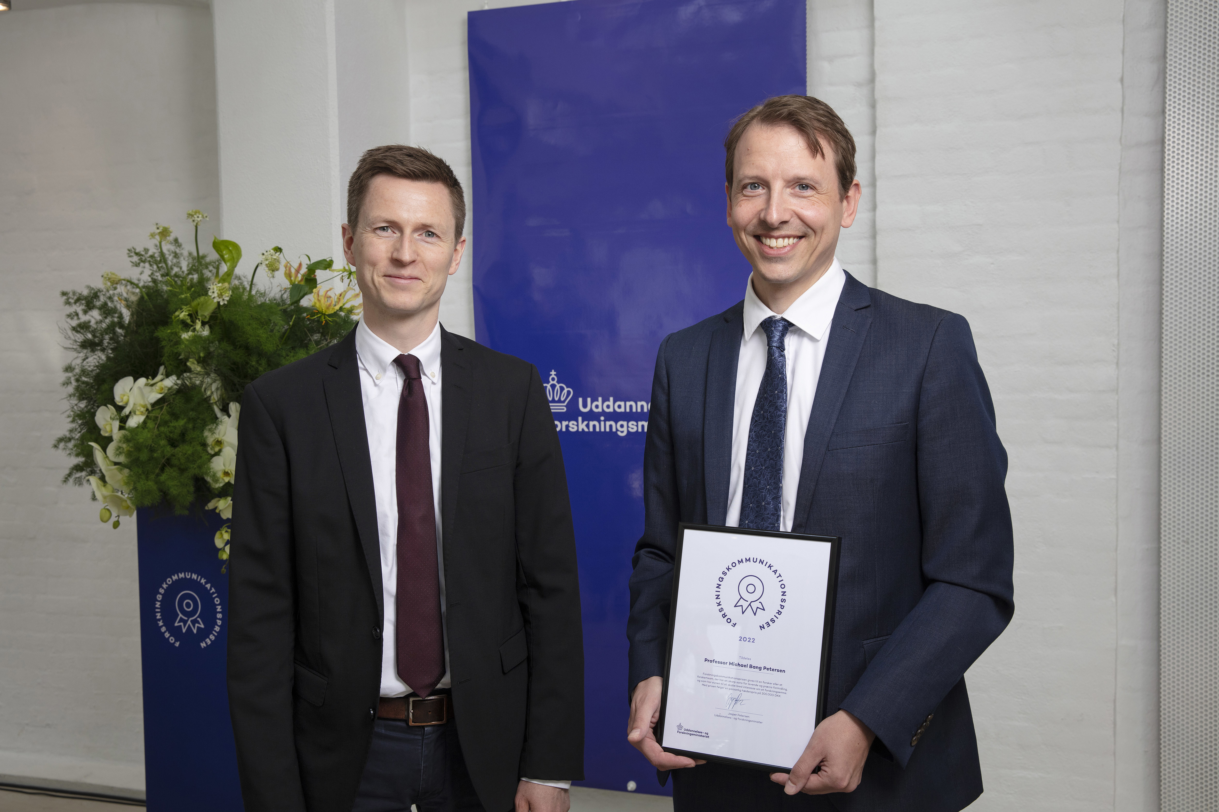 Uddannelses- og forskningsminister Jesper Petersen og prismodtager Michael Bang Petersen. Foto: Søren Kjeldgaard.