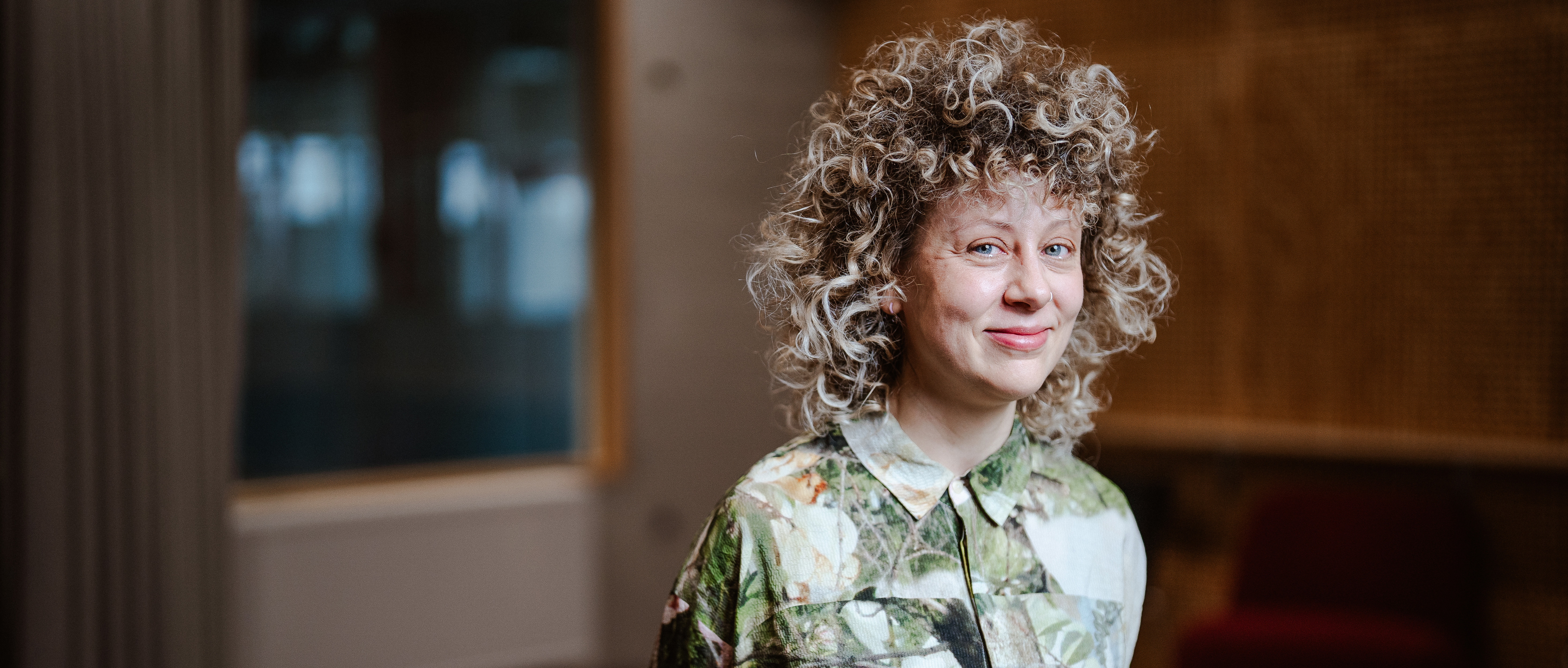 Når studielektor Alicia Lazzaroni underviser i arkitektur, former hun lige så meget tænkning som bygninger. De studerende på Arkitektskolen Aarhus møder hos hende et fælles laboratorium, hvor alt kan undersøges, og hvor spørgsmålene er lige så vigtige som resultaterne.