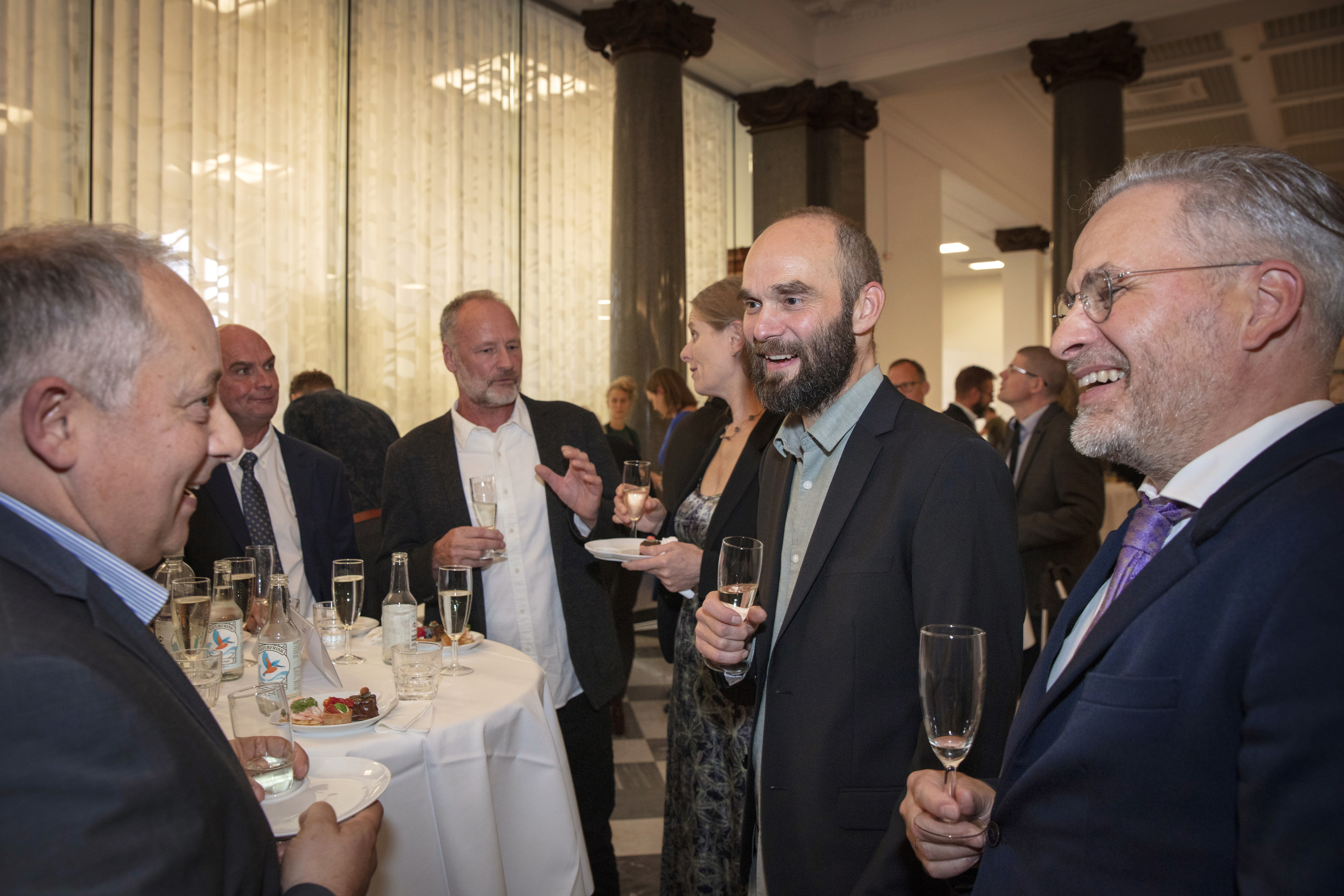 Prismodtagerne Jan Sturm Almind, Lars Brian Bach, Claus Bjerre, Maria Sparre-Petersen, Flemming Tvede Hansen og Jakob Egholm Feldt til reception. Foto: Søren Kjeldgaard