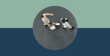 To personer, der går på gaden