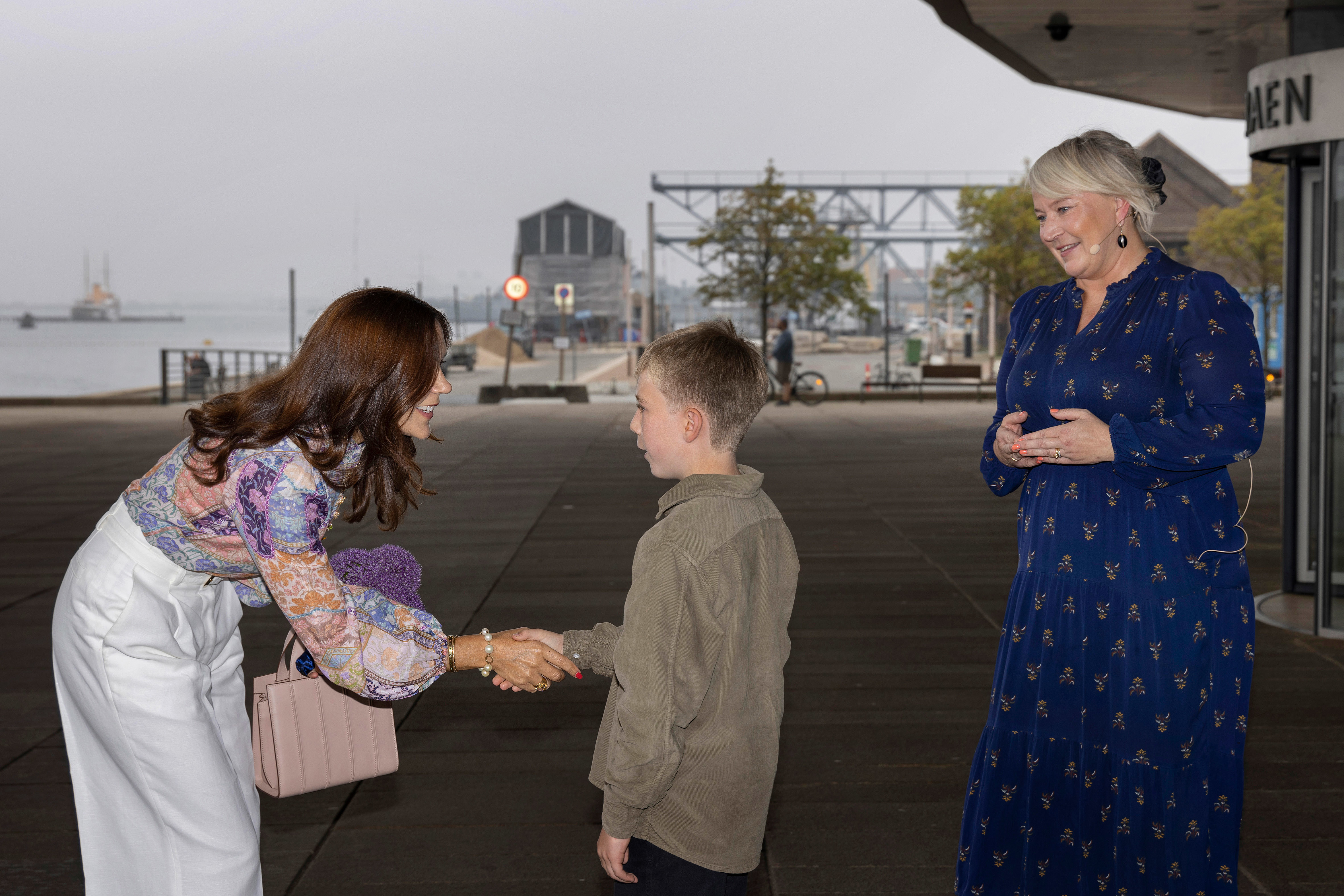 H.K.H. Kronprinsesse Mary ankommer til Operaen, hvor hun bliver modtaget af blomsterbarn Marius Damkjær Obel og uddannelses- og forskningsminister Christina Egelund.