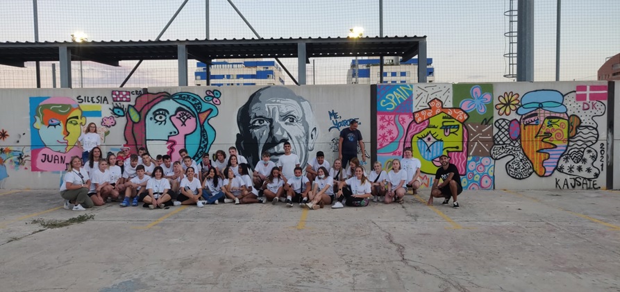Da Ane Hugo Ringdal og de unge fra UngiAarhus var på udveksling i Spanien, lavede de et stort graffiti-værk sammen med en professionel. Foto: Ung i Århus.