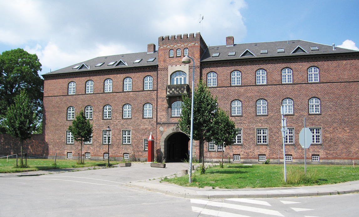 Forsvarsakademiet (FAK), Forsvarskommandoen (FKO) og Forsvarsministeriets Materiel- og Indkøbsstyrelse (FMI) inviterer den danske rumindustri til Forsvarets Rumseminar. Formålet er, at Forsvaret og industrien skal styrke ’know-how’, samarbejdet og i fællesskab se ud i rummets fremtid.