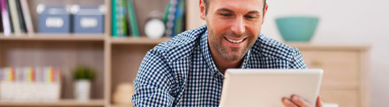 Nyhedsbrev oktober_mand med tablet Nyhedsbrev oktober_mand med tablet