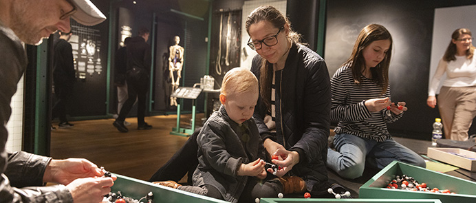 Debat om jordøkologi i Aarhus, krokodille-dissekering på Amager og science slam i Aalborg. Det er nogle af de oplevelser, du kan få i uge 17, hvor biblioteker, museer, hospitaler, foreninger og uddannelses- og forskningsinstitutioner er klar med en lang række events som en del af Forskningens Døgn.