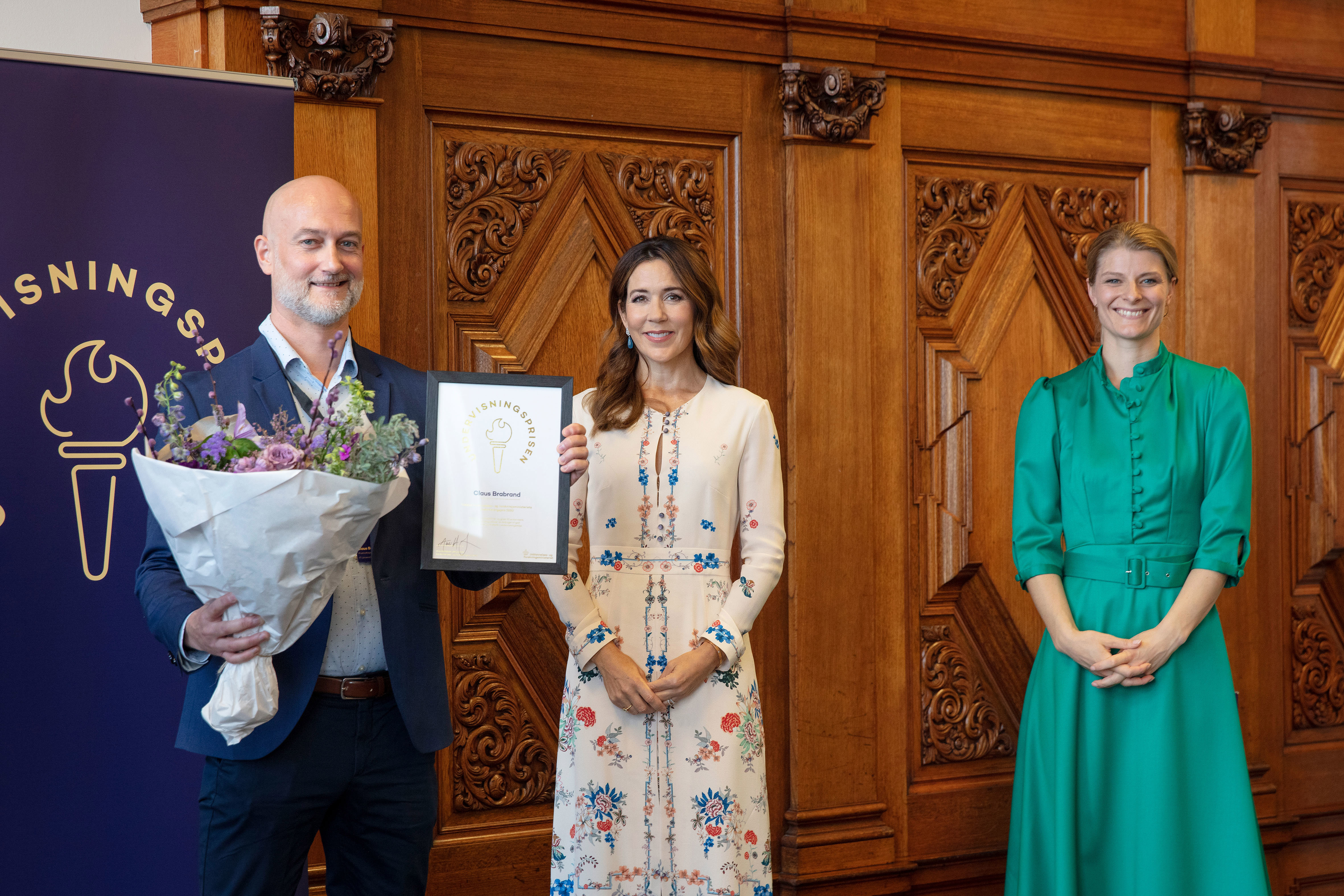 Claus Brabrand, IT-Universitetet, får overrakt Undervisningsprisen 2020 af H.K.H. Kronprinsessen og Ane Halsboe-Jørgensen. Foto: Søren Kjeldgaard.