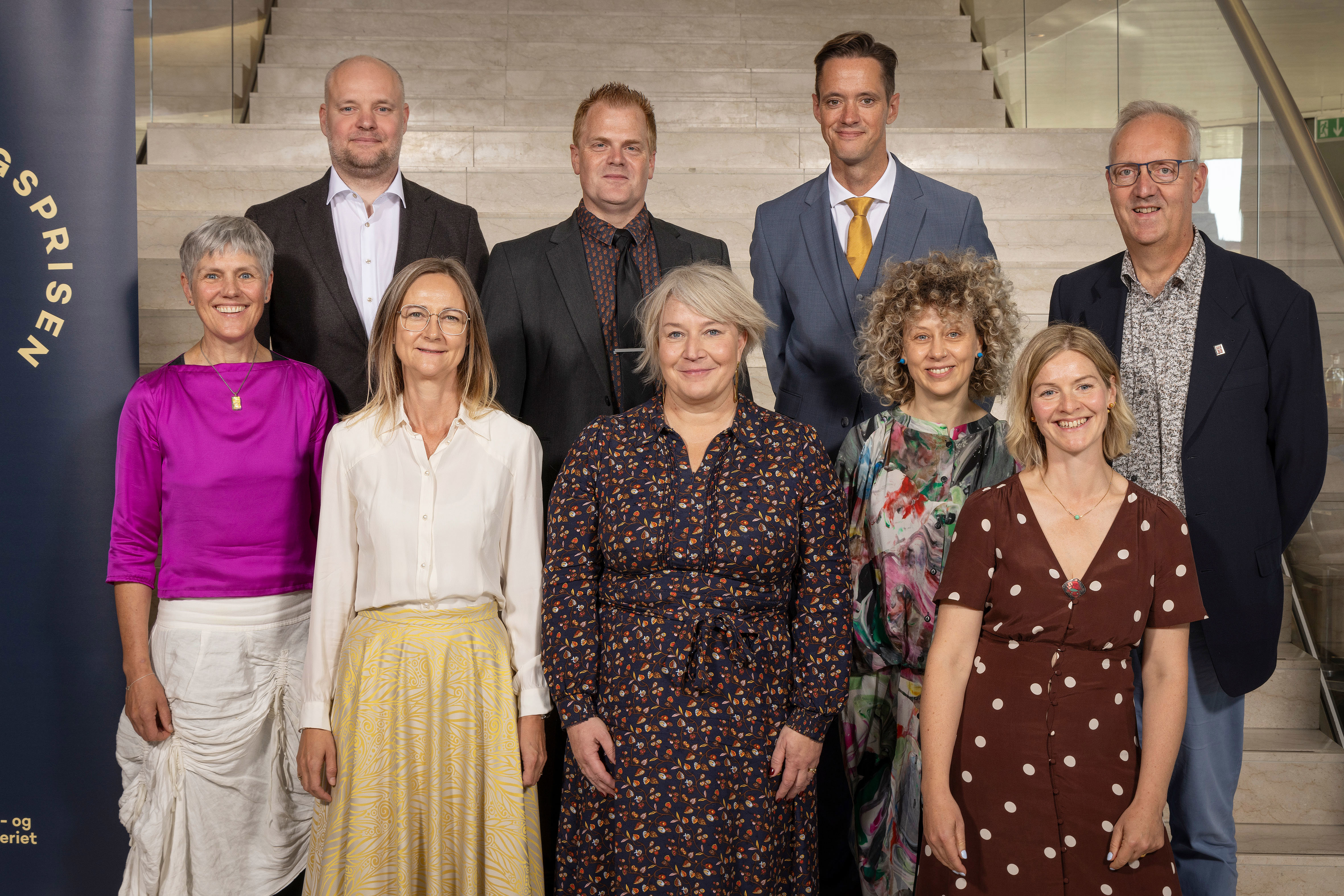 Årets prismodtagere med uddannelses- og forskningsminister Christina Egelund og departementschef Hanne Meldgaard ved prisoverrækkelsen.