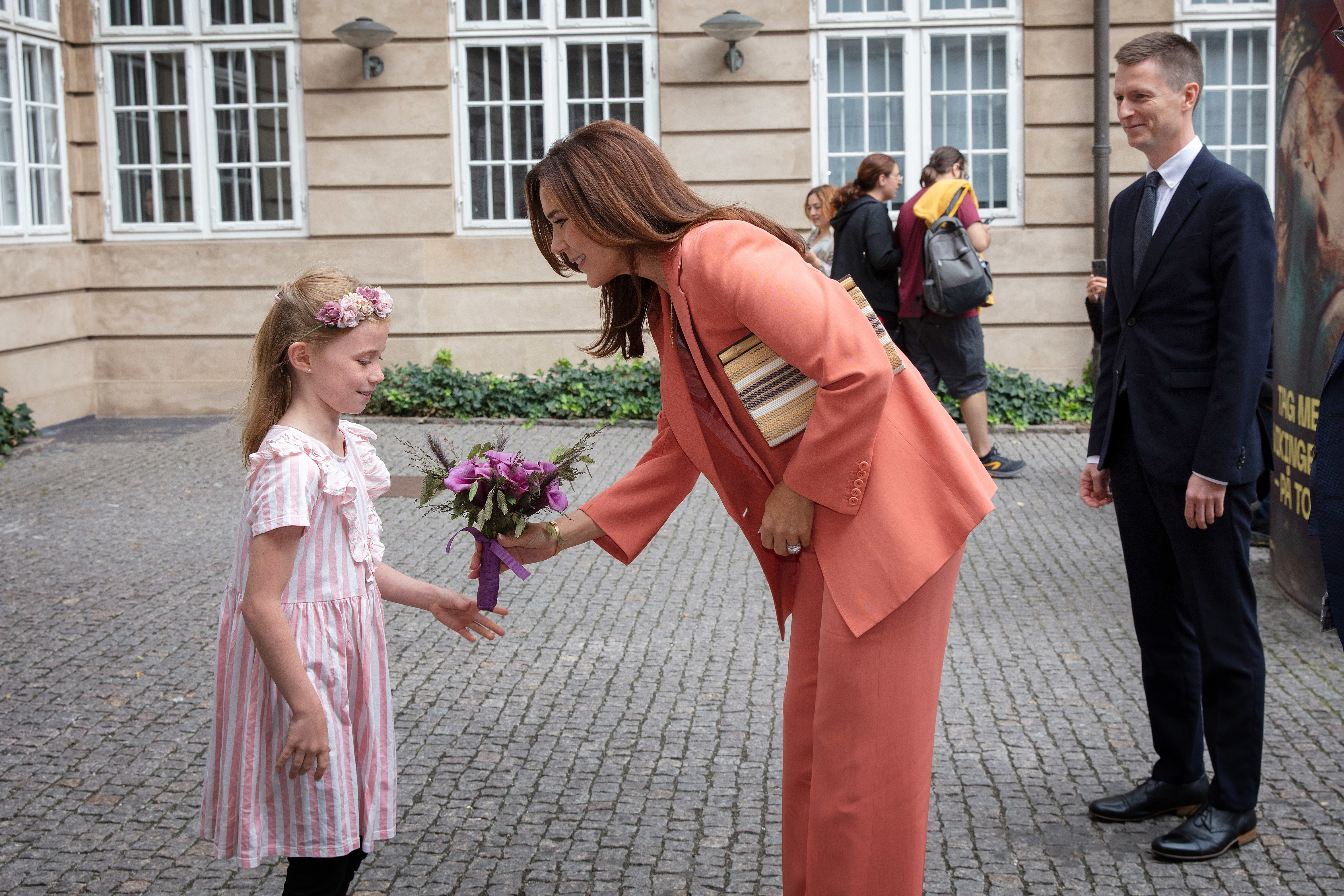 H.K.H. Kronprinsessen blev modtaget af blomsterpige Karla Lüthje Vilster og Jesper Petersen. Foto: Søren Kjeldgaard