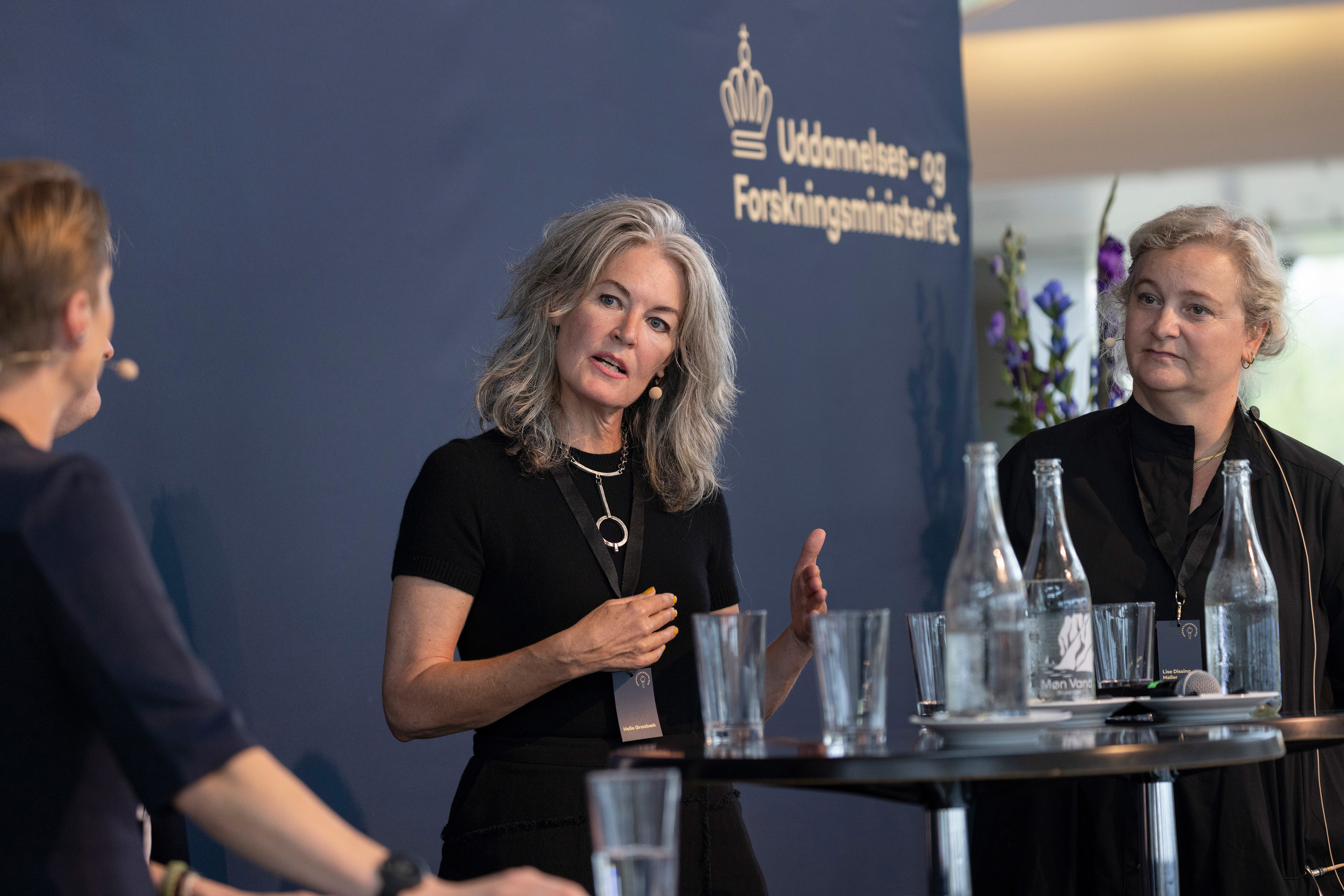 Prismodtagere Helle Graabæk og Lise Dissing Møller i samtale med Nynne Bjerre Christensen ved prisuddelingen.