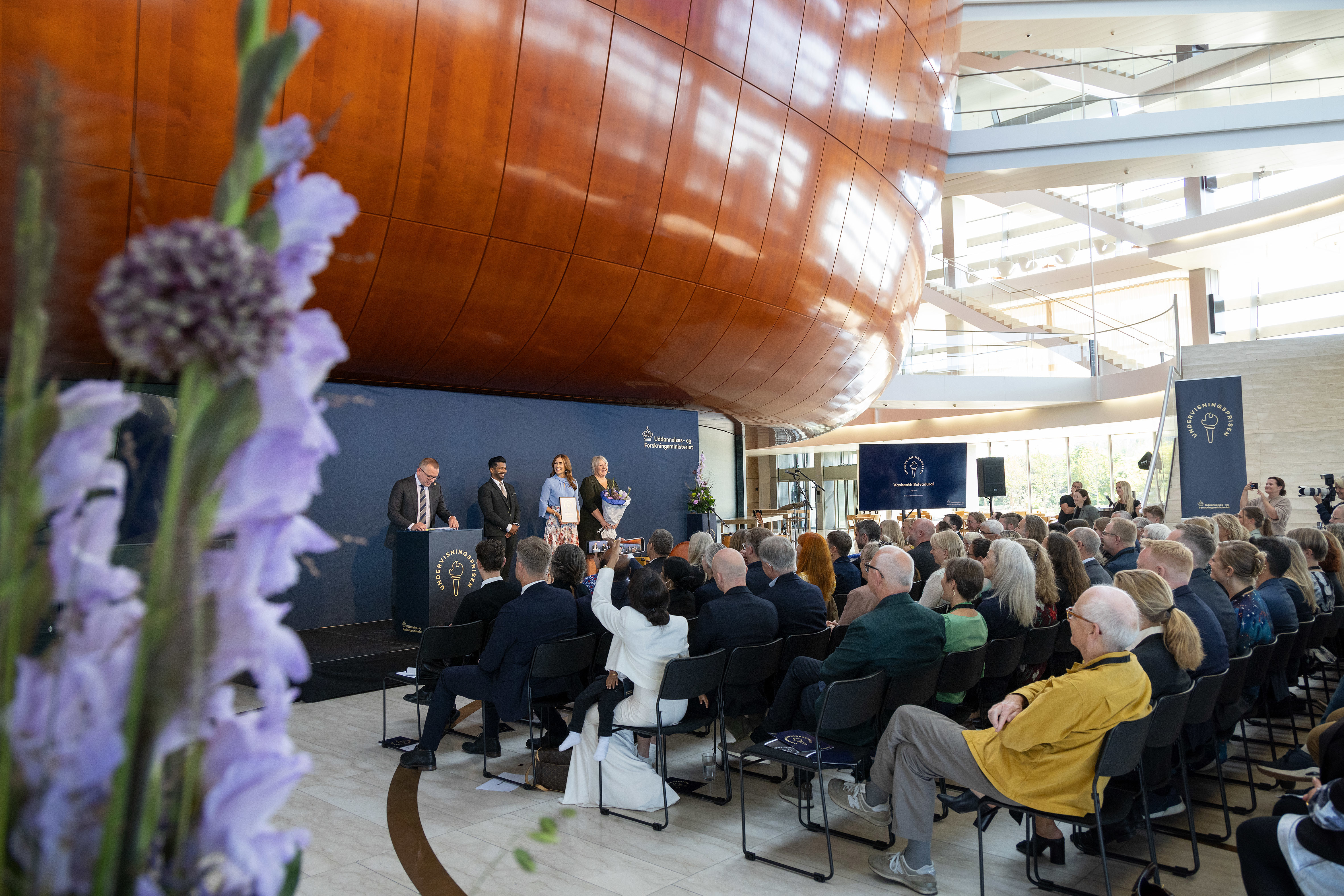 Direktør I Uddannelses- og Forskningsstyrelsen, Mikkel Leihardt, læser kort uddrag af begrundelsen for tildelingen af prisen til Vashanth Selvadurai.