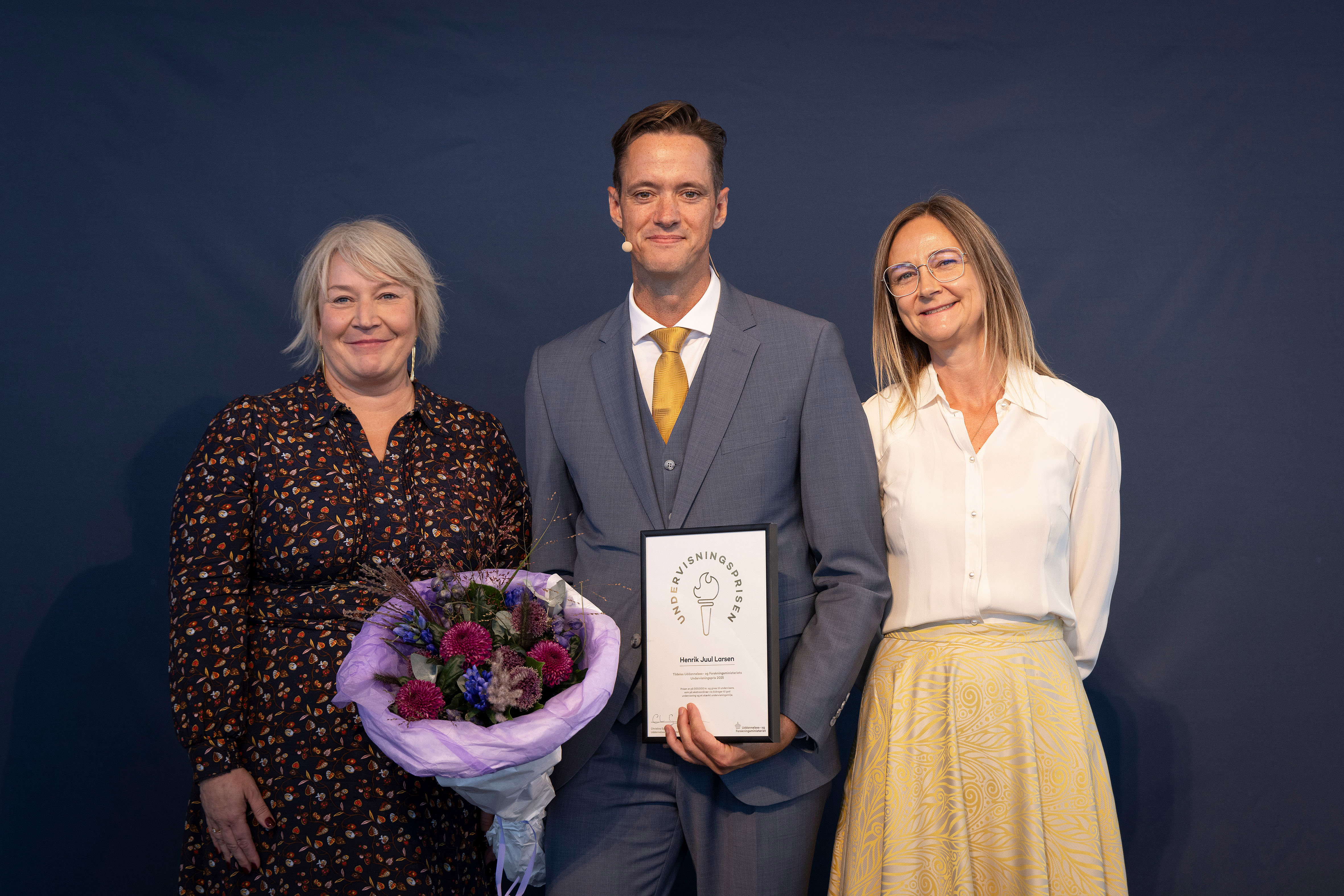Henrik Juul Larsen, modtager af Undervisningsprisen 2025 med uddannelses- og forskningsminister Christina Egelund og departementschef Hanne Meldgaard.
