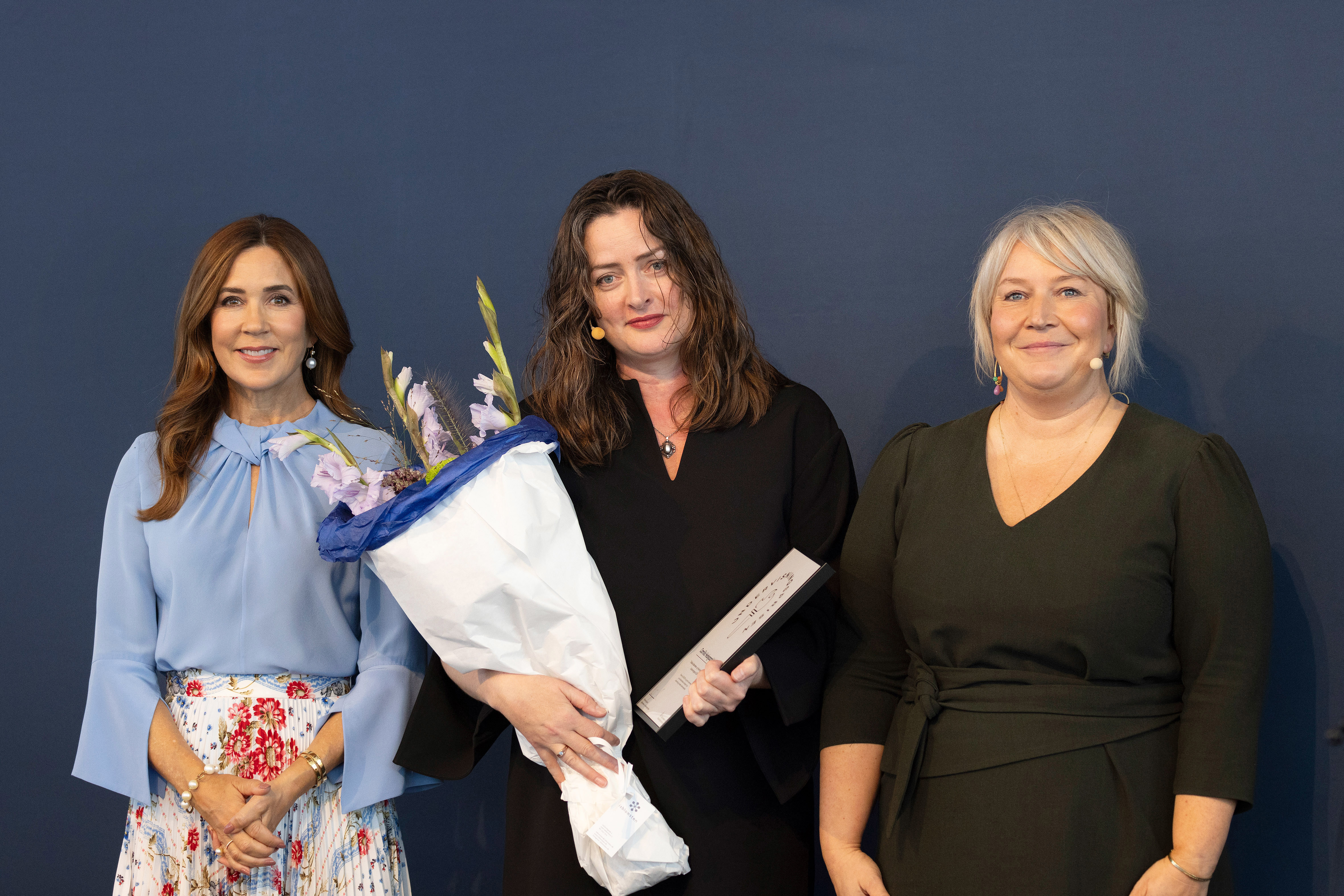 Camilla Hedegaard Møller, modtager af Undervisningsprisen 2024 med H.M. Dronningen og uddannelses- og forskningsminister Christina Egelund.