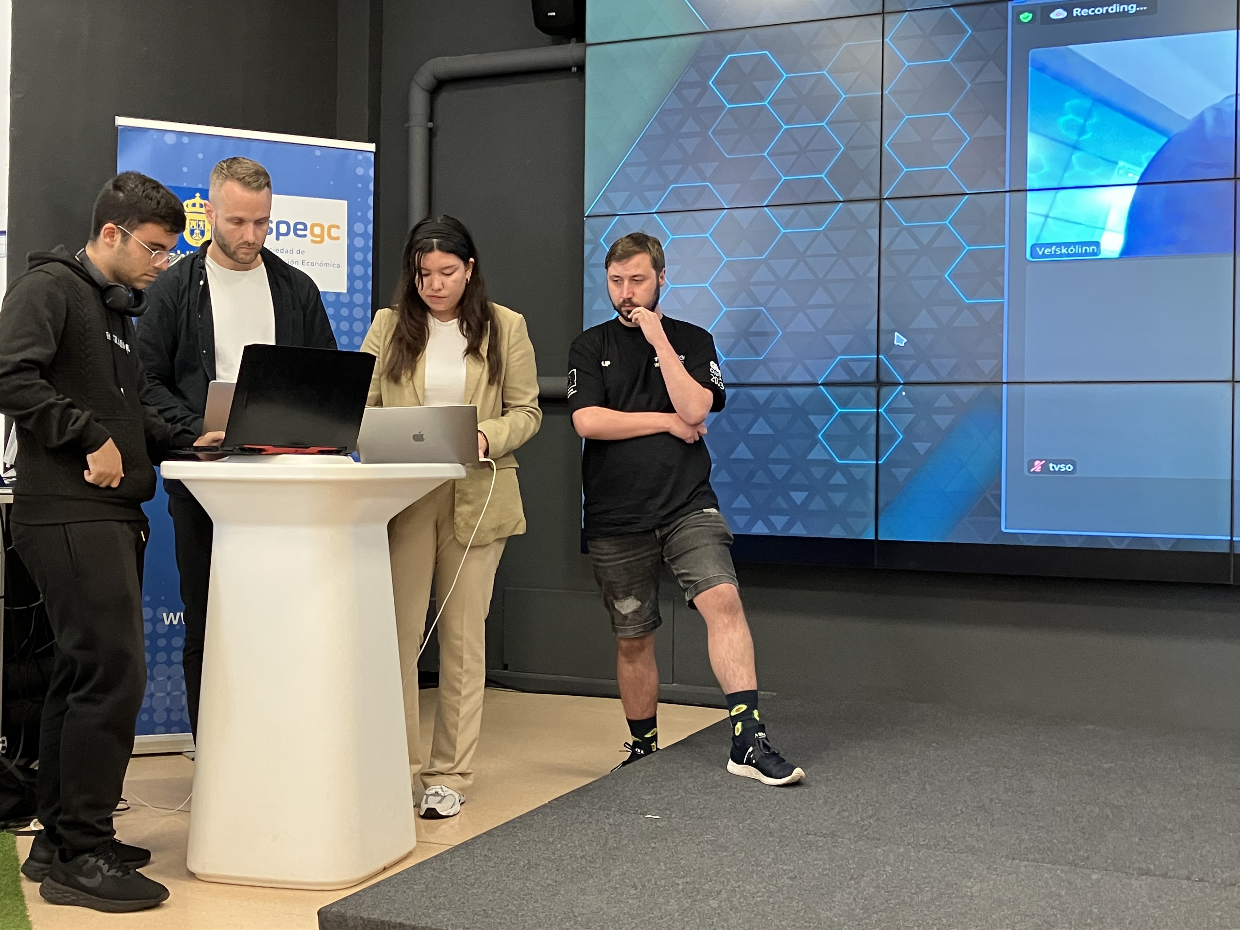 Tre nationaliteter og et kodesprog3.JPG