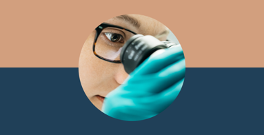 HE tema Reseacher is looking in a microscope